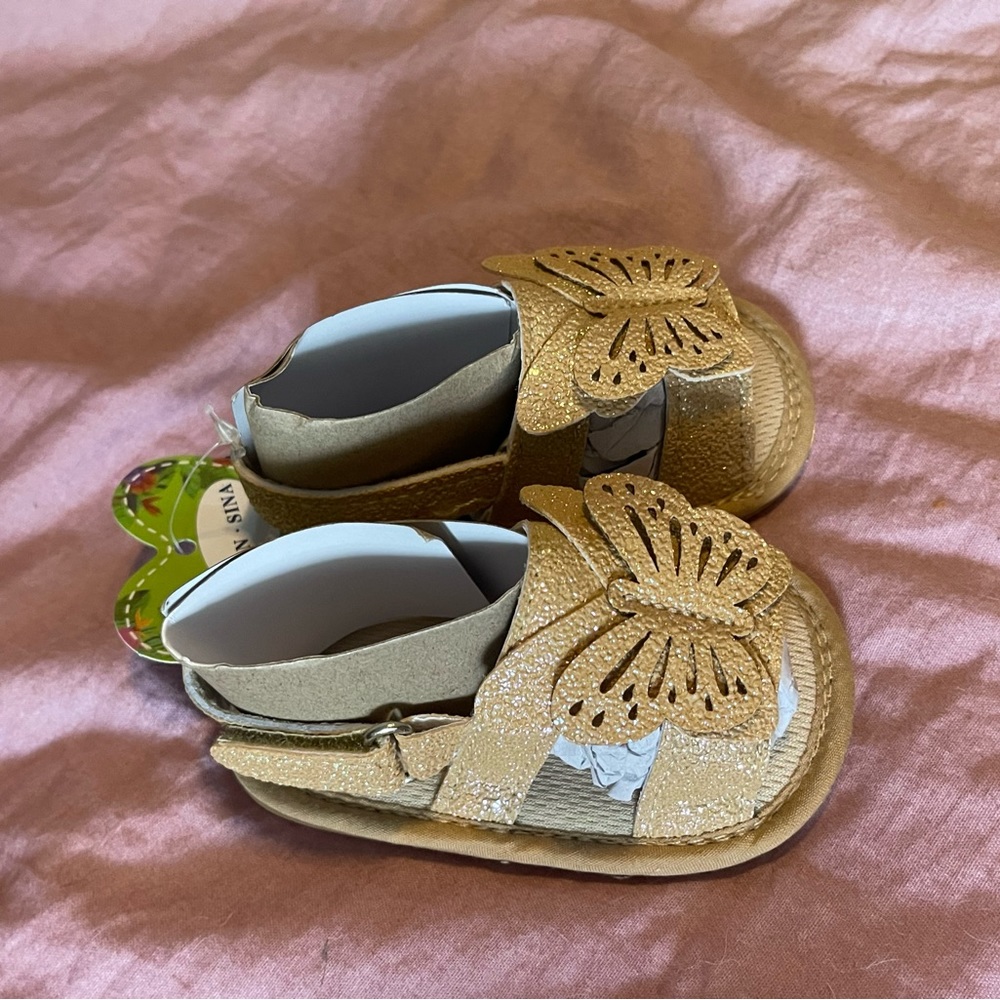 Size 1 but fit like a 2 infant sandals. Glitter.
